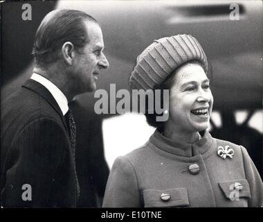 23 mars 1974 - La Reine et le Prince Philip arrivent à l'aéroport de Heathrow à partir de l'Indonésie : La Reine et le Prince Philip est arrivé ce matin à l'aéroport de Heathrow à partir de l'Indonésie étaient qu'ils ont été sur une visite d'état, l'écran de sécurité élaborés a été fournie par la police armée et des troupes. Les tireurs de la police ont été gardant un toit-watch, et des soldats patrouillaient le périmètre de l'aéroport. Photo montre la reine dans une humeur heureuse comme elle et le duc d'Édimbourg quittent l'avion après son arrivée retour à l'aéroport de Londres à partir de leur visite d'état Indonésien. Banque D'Images