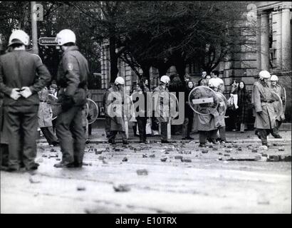 10 févr. 02, 1974 - Des élèves en émeutes sanglantes Frankfurt/M : seulement trois jours après Francfort/M. Les forces de police autorisé quatre maisons de vacances qui ont été occupées illégalement par les étudiants et les travailleurs migrants (voir aussi nos photos no 77546y 1 et 2, de fév. 22) tumultuary émeutes des étudiants ont éclaté de nouveau en plusieurs sections de cette ville. Les émeutiers n'étaient pas seulement les étudiants, mais aussi des terroristes. Parmi eux un groupe de 38 ''polit-rockers'' qui étaient venus avec leurs motos de la Ruhr à rejoindre les anarchistes en brisant les fenêtres de verre d'immeubles de bureaux et les magasins Banque D'Images