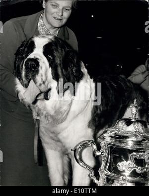 11 février, 1974 - Saint Bernard est champion suprême à Cruft : UN St Bernard appelé ''Burtonswood Bossy Boots'' est devenu le champion suprême à crufts dog show le samedi. Il est administré par Mlle Marjorie Hindes, de Gobion, Northants. Photo montre Mlle Marjorie Hindes avec son champion suprême Saint Bernard ''Burtonswood Bossy Boots'' avec le trophée, à l'Olympia le samedi. Banque D'Images