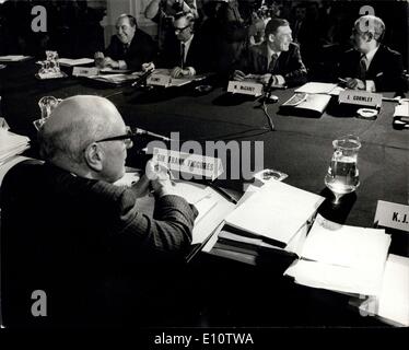 18 février 1974 - La séance d'ouverture de la fonction publique du Conseil d'examen du salaire relatif sur les mineurs, a commencé aujourd'hui à l'Hotel Piccadilly, Londres. Photo : Keystone montre Sir Frank Figgures, le président du conseil d'administration de paye, face à des membres de l'Union Nationale des mineurs délégation aujourd'hui, qui sont de gauche M. L. Histoire ; M. D. Loney, M. McGahey, et M. J. Gormley. Banque D'Images