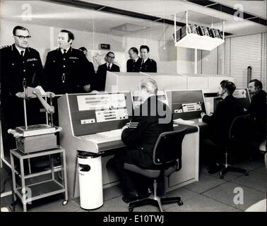 20 février 1974 - gros coup de pouce pour Londres le contrôle du trafic aérien. Le commissaire de la Police métropolitaine, Sir Robert Mark, aujourd'hui officiellement Banque D'Images
