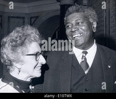 Feb 20, 1974 - Londres, Angleterre, Royaume-Uni - DAVID PITT du County Hall avec ROSE HAGGER, conseiller municipal après Pitt a été nommé président du conseil du travail commandé. Banque D'Images