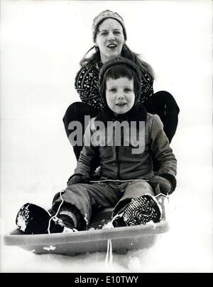 Le 21 février 1974 - Famille royale danoise Profitez de vacances d'hiver. : la reine Margrethe et le Prince Henrik de Danemark avec leurs enfants Prince Frederik et le Prince Joachim, bénéficient d'une maison de vacances de sports d'hiver à Megève, dans les Alpes françaises. La photo montre la reine Margrethe donne Petit Prince Frederik un toboggan ride, à Megève. Banque D'Images