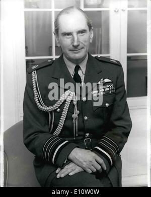 Avril 04, 1974 - NOUVEAU CHEF D'ÉTAT-MAJOR DE LA FORCE AÉRIENNE L'Air Chief Marshal Sir Andrew HUMPHREY, 52 ans, photographiée dans son bureau au Ministère de Banque D'Images