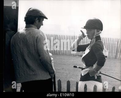 Avril 04, 1974 - DEUXIÈME JOUR DE CES DEUX JOURS D'ÉQUITATION DE WINDSOR, LA PRINCESSE ANNE, concurrence. PHOTO MONTRE, LA PRINCESSE ANNE parle avec son mari, LE CAPITAINE MARK PHILLIPS, avant d cempeting dans le deuxième jour de l'Windeor aujourd'hui, les essais de chevaux Banque D'Images