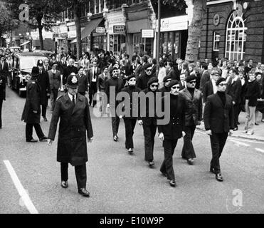 Funérailles de Michael Gaughan, le voleur armé irlandais, le plomb par huit membres de l'IRA, en bérets noirs et lunettes Banque D'Images
