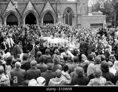 Michael Gaughan, le voleur irlandais, est mort après sa grève de la faim de 65 jours, son cercueil est porté par les membres de sa famille et de l'IRA. Banque D'Images