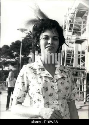 Juin 10, 1974 - La chanteuse française Mireille Mathieu, nouveau sport coupe court, bouclé ESS Banque D'Images