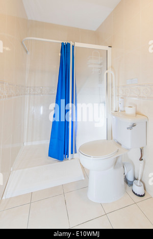 Une mobilité Accès fauteuil roulant des toilettes et une douche dans un hôtel UK