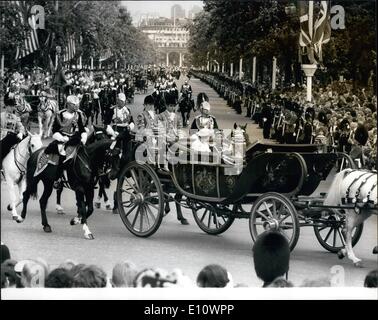 Juillet 07, 1974 - Le Jang Di-Pertuan Agong de Malaisie et son épouse arrivent pour la visite d'Etat : Yang Di-Pertuan et le Raja Permaisuri Agong de la Malaisie, sont arrivés à Londres pour une visite d'Etat de quatre jours. Ils ont été accueillis à la gare de Victoria par la reine et les autres membres de la famille royale. La photo montre la vue de la procession de la gare Victoria, vu dans le centre commercial sur le chemin de Buckingham Palace, montrant la reine Elizabeth dans un transport avec le Yang Di-Pertuan Agong de Malaisie. Banque D'Images