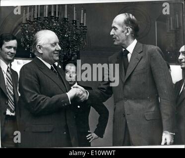 Mai 05, 1974 - Giscard Visite le palais de l'Élysée : Le nouveau président français Valéry Giscard d'Estaing (à droite), serre la main de M. Alain Poher, le président par intérim, après sa visite à l'Elysée à Paris aujourd'hui. Banque D'Images