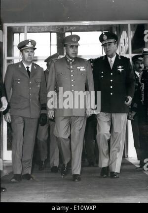 Mai 05, 1974 - Les Présidents de l'Argentine et Chili : le général Augusto Pinochet, chef de la junte militaire du Chili s'est rendu sur sa première visite officielle à l'American Hardwoods pays, l'Argentine. - Ici, c'est le président de l'Argentine le général Juan D. Peron (droit) les personnes âgées le Président, comme l'aéroport de Moron, avec son collègue chilien, le ''strong'' l'homme qui avait renversé le gouvernement marxiste. Le anticomunism se répand parmi les American Hardwoods republica comme le Brésil, l'Uruguay, la Bolivie, le Chili, etc. à une autorité de l'aviation chilienne gauche qui mpanied acco Pinochet. Banque D'Images