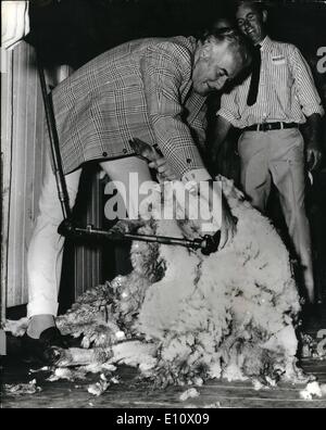 Mai 05, 1974 - Le Premier ministre australien s'essaie à la tonte de moutons ; le premier ministre australien, M. Gough Whitlam, tente sa main à la tonte de moutons, au cours d'une tournée. M. Whitlam, selon les derniers sondages, devrait être le premier ministre pour un autre terme demain au Australian élection générale. Banque D'Images