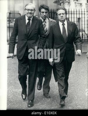 Mai 05, 1974 - leader socialiste portugais à Londres : le Dr Mario, effraie le leader socialiste portugaise, qui est récemment revenu au Portugal après quatre années d'exil, est arrivé à Londres aujourd'hui de voir M. Callaghan, le Secrétaire aux affaires étrangères, et le premier ministre, M. Harold Wilson, au n° 10 Downing Street. Photo montre M. James Callaghan (à gauche) et le Dr Mario, fait peur vu à pied de l'Office des étrangers à n° 10 Downing Street aujourd'hui. Banque D'Images