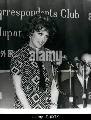 Mai 05, 1974 - LOLLO À TOKYO AVEC SON ''ITALIA MIA'' LIVRE. La star de cinéma italienne Gina Lollobrigida est en ce moment au Japon pour faire connaître son livre de photographies ''Italia Mia''. S'exprimant lors de la Club des correspondants étrangers du Japon à Tokyo, devant un parterre de 322 journalistes, elle a dit qu'elle ''tenté de saisir la poésie de la vie et l'esprit de l'Italie et le peuple italien''. La comparaison de l'ubiquiste italien paparazzi photographes japonais avec elle a dit que les japonais étaient pire que le paparazzi italien, tout le monde a un appareil photo au Japon. Elle a dit Banque D'Images