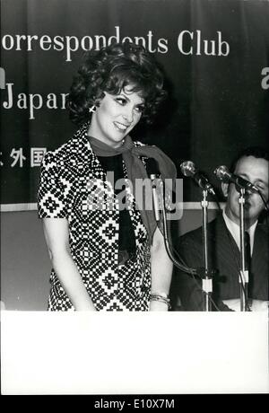 Mai 05, 1974 - LOLLOBRIGIDA À TOKYO AVEC SON ''ITALIA MIA'' LIVRE. Les films star italienne Gina Lollobrigida qui est en ce moment au Japon pour faire connaître son livre de photographies ''Italia Mia'', a déclaré au Club des correspondants étrangers du Japon à Tokyo devant un auditoire de 322 journalistes et leurs invités. Dans son discours, elle a dit qu'elle ''tenté de saisir la poésie de la vie et l'esprit de l'Italie et le peuple italien''. La comparaison de l'ubiquiste italien paparazzi photographes japonais avec elle a dit que les Japonais étaient encore pire que l'Italia paparazzi...tout le monde a un appareil photo au Japon elle a dit Banque D'Images