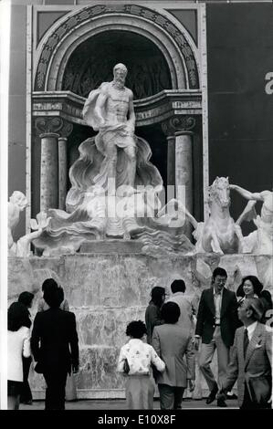 Mai 05, 1974 - Japonais peuvent maintenant voir la fontaine de Trevi à Tokyo, avec l'inflation galopante et la rareté de l'argent situation au Japon, les touristes de voir les attractions touristiques à Europem, comme la célèbre fontaine travi à Rome, peuvent le voir dans Tokyo gratuit sur un plaza dans le quartier de shinjuk où une réplique a été érigé comme une attraction de la zone commerçante, le fountaing agensine grâce est gondole vénitienne, qui leur fait gagner un voyage à Venise. Banque D'Images