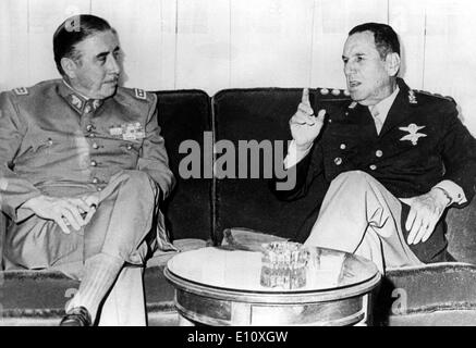 Le président Juan Domingo Peron avec Augusto Pinochet Banque D'Images