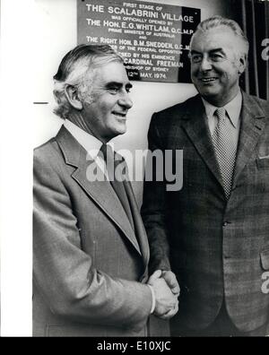 29 mai 1974 - 29 mai 1974 M. Whitlam à revendiquer la victoire dans l'élection de l'Australie. 11 jours après l'élection générale en Australie, le Premier Ministre M. Gough Whitlam prévoit faire une émission aujourd'hui pour réclamer sa victoire, tandis que le chef de l'opposition, M. Snedden devrait tenir une conférence de presse d'admettre sa défaite. Photo : (L-R) : M. Snedden, chef de l'opposition, et M. Whitlam, agiter les mains dans cette photo récente. Banque D'Images