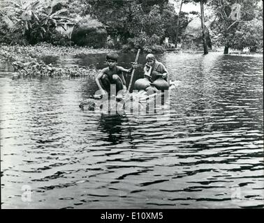 08 août 1974 - Au moins 2 500 meurent dans le Bangladesh et l'Inde : plus de 2 500 personnes ont été déclarées mortes hier soir et dix millions de sans-abri comme les inondations de la mousson a dévasté l'Est de l'Inde et le Bangladesh. près de la moitié du Bangladesh était sous l'eau avec la capitale Dacca complètement hors tension. La photo montre ces deux jeunes esters plante banane raft dans la région inondée à Kishorganj Mymensingh District de Bangladesh de verrouillage pour l'eau. Banque D'Images