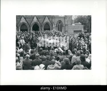 08 août 1974 - Michael Gaughan pour masse schéma thérapeutique : voleur armé irlandais qui est mort à 65 jours de grève de la faim Photo montre cercueil porté par les membres de sa famille et IRA après ''illisible" Banque D'Images