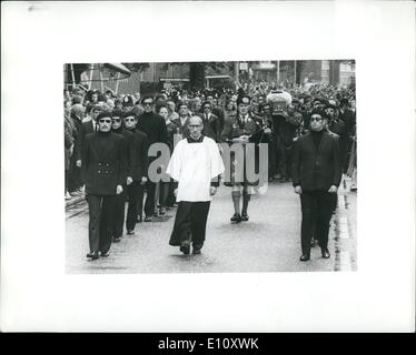 Jun. 06, 1974 Régime - Messe pour Michael Gaughan : voleur armé irlandais qui est mort à 65 jours de grève de la faim. La photo montre le cercueil ''illisible'' par des membres de l'IRA et les tuyaux quitte l'église au début de son voyage de retour à Dublin. Banque D'Images