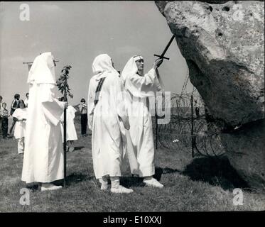 Juin 06, 1974 - ANCIENT DRUID ORDER célèbre le solstice d'été le rassemblement annuel de l'ancien ordre de druide pour la célébration du solstice d'été, pour marquer la journée la plus longue de la lumière, a eu lieu aujourd'hui à Stonehenge, le monument préhistorique de la plaine de Salisbury. KEYSTONEPHOTO PRÉSENTE :- la cérémonie de dégainer le sabre qui a été mis sur les gisants de pierre, aujourd'hui, au cours de la cérémonie de druide à Stonehenge. Banque D'Images