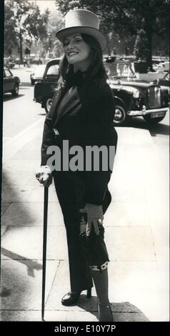 Juin 06, 1974 - Linda Lovelace Off à Ascot dans Top Hat : actrice Linda Lovelace, qui a attiré l'attention avec ses tenues à Ascot. en photo ce matin de quitter son hôtel sur son chemin le cours - portant un matin costume et haut de forme. Photo montre Linda Lovelace vu comme elle a quitté le Dorchester Hotel Ascot ce matin pour porter un grand chapeau et costume du matin, elle montre également un porte-jarretelles. Banque D'Images