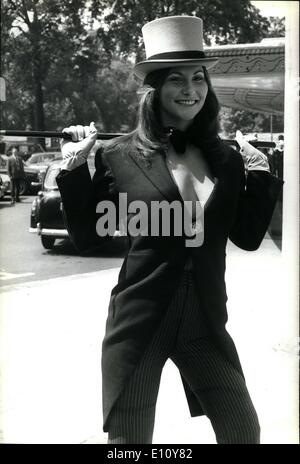 Juin 06, 1974 - Linda Lovelace off à Ascot, en chapeau haut. : L'actrice Linda Lovelace, qui a attiré l'attention avec ses tenues à Ascot. en photo ce matin de quitter son hôtel sur son chemin à l'occasion de porter un costume et chapeau haut de matin. Photo montre Linda Lovelace vu comme elle a quitté ce matin le Dorchester Hotel Ascot pour porter haut de forme et queue. Banque D'Images