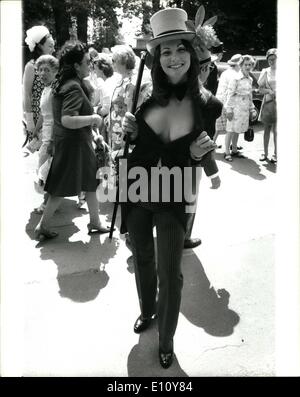 Juin 06, 1974 - Troisième jour de Royal Ascot. La photo montre l'actrice Linda Lovelace, qui a été atrracting avec attention ses tenues à Ascot, vu portant haut de forme et queue, aujourd'hui - le troisième jour de Royal Ascot. Banque D'Images