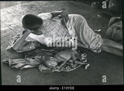 Septembre 09, 1974 - Les victimes de la Bangladesh inondations : liste des enfants affamés par sa belle-mère trop semaine à pleurer, en Hongrie pour faire autre chose qu'acquiescer à sort. Credit : Camepaix Banque D'Images