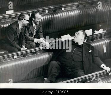 10 octobre 1974 - Le député libéral Cyril Smith prend sa place(s) au Parlement. Photo montre : député libéral de Rochdale, Cyril Smith s'assure qu'il dispose de beaucoup de place comme il repris son siège à la Chambre des communes à l'état d'hier ouverture du Parlement - au grand amusement de ses collègues. Banque D'Images