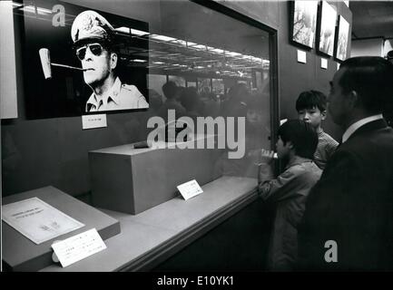 10 octobre 1974 - Cap du MaCarthur et tuyau exposé à Tokyo. : Général MacArthurs célébré froissés et tuyau de rafles de cap militaire Banque D'Images