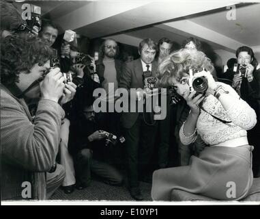 Septembre 09, 1974 - Photographe L'actrice Gina Lollobrigida dans Londres pour la publication de son livre intitulé ''Italia mia''. Gina Lollobrigida, ainsi qu'une célèbre actrice, est aussi un photographe sérieux, et elle est arrivée à Londres pour la publication de son livre de l'insolite et fascinante photographies intitulée ''Mia italien'' qui sort demain 28 septembre. C'est un livre d'Italiens, riches et pauvres, jeunes et vieux, humble et célèbre. photo montre Gina Lollobrigida montrant qu'elle n'est pas étranger à une caméra lors de la presse d'aujourd'hui la réception. Banque D'Images