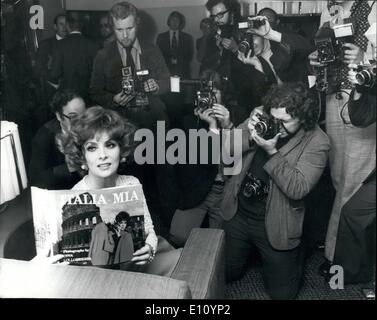 Septembre 09, 1974 - Photographe L'actrice Gina Lollobrigida dans Londres pour la publication de son livre intitulé ''Italia mia''. Gina Lollobrigida, ainsi qu'une célèbre actrice, est aussi un photographe sérieux, et elle est arrivée à Londres pour la publication de son livre de l'insolite et fascinante photographies intitulée ''Mia italien'' qui sort demain 28 septembre. C'est un livre d'Italiens, riches et pauvres, jeunes et vieux, humble et célèbre. photo montre Gina Lollobrigida montrant qu'elle n'est pas étranger à une caméra lors de la presse d'aujourd'hui la réception. Banque D'Images