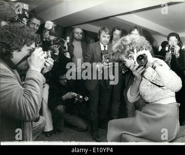 Septembre 09, 1974 - Photographe L'actrice Gina Lollobrigida dans Londres pour la publication de son livre intitulé ''Italia mia''. Gina Lollobrigida, ainsi qu'une célèbre actrice, est aussi un photographe sérieux, et elle est arrivée à Londres pour la publication de son livre de l'insolite et fascinante photographies intitulée ''Mia italien'' qui sort demain 28 septembre. C'est un livre d'Italiens, riches et pauvres, jeunes et vieux, humble et célèbre. photo montre Gina Lollobrigida montrant qu'elle n'est pas étranger à une caméra lors de la presse d'aujourd'hui la réception. Banque D'Images