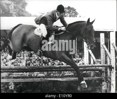 Septembre 09, 1974 Burghie - Horse Trials : Photo montre Bruce Davidson, vu équitation 'Cap' Irlandais lorsqu'il a remporté le championnat individuel à la Burghley Horse Trials le samedi. Il a aidé l'Amérique à prendre le titre par équipe pour la première fois. Banque D'Images