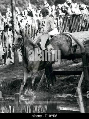 Septembre 09, 1974 - Équitation de Burghley - Championnats du monde : le monde événement de trois jours qui a eu lieu le championnat de cross-country à prendre part aujourd'hui était la princesse Anne et son mari Mark Philips. Les championnats auront lieu à la masse il Lincelnshire,Stamford de Burghley. Photo montre Mark Philips au Columbus le cheval vu prendre les reines de l'écloserie de truites dans le pays. Il est responsable de l'événement de trois jours. Banque D'Images