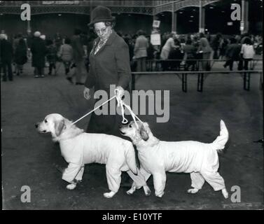 10 octobre 1974 - Mesdames Kennel Association Dog Show. Photo montre : deux champions show arrivent à Olympie pour les dames d'aujourd'hui salon de l'Association de chenil, convenablement vêtus contre tous les temps. Ils Sh. Ch. Glennessa Leaderman, et ils sont vus avec leur source, Mme M.E. Iles, d'Andover, Hants. Banque D'Images