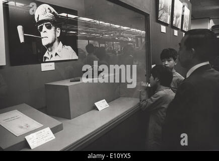 Le général Douglas MacArthur corncob pipe et chapeau sur afficher Oct 15, 1974 ; Tokyo, Japon. Banque D'Images