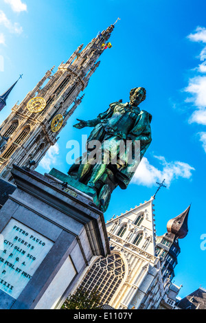 Statue du peintre Peter Paul Rubens et la cathédrale gothique de Notre Dame de Groenplaats, Anvers Banque D'Images