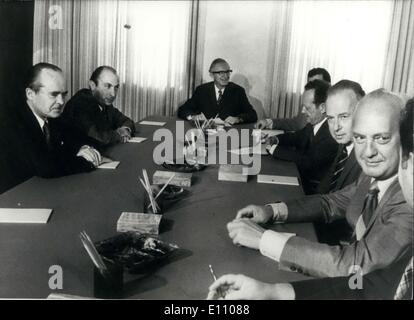 03 novembre 1974 - La ministre française des Affaires étrangères, Sauvagnargues a passé trois jours en Israël rencontre avec les dirigeants d'Israël avec qui il ne pouvait que confirmer le désaccord qui règne entre les deux pays. Sauvagnargues (extrême gauche) est en face du Premier Ministre Itzhak Rabin, et entouré de Y. Allon (Ministre des affaires étrangères d'Israël) à sa droite et par Asher Ben Nathan (l'Ambassadeur d'Israël en France) à sa gauche. Banque D'Images