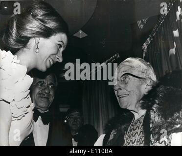 Novembre 11, 1974 - La princesse Anne répond à Agatha Christie pour premiere de film : Auteure Agatha Christie, 84, discute avec la Princesse Anne, au Royal première du film '"meurtre sur l'Orient Express'', basé sur le livre de Mme Christie, au cinéma ABC, Shaftesbury Avenue, hier soir. Dans le centre est Nat Cohen, président de l'IME. Banque D'Images