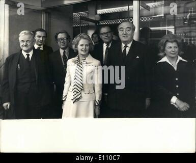 02 février 1975 - Mme. Thatcher acclamé comme chef des conservateurs. L'homme conduisant conservateurs ont assisté à une réunion de masse à l'hôtel à Londres aujourd'hui, pour confirmer et acclaim Mme Margaret Thatcher comme leur chef national. Sur la photo, Mme Margaret Thatcher en photo à l'Hôtel Europa aujourd'hui avec les membres de son Cabinet fantôme. L À R Lord Hailsham Norman Fowler , Sir Geoffrey Howe, Mme Thatcher Reginald Maudling , William Whitelaw et Mme Sally Oppenheim. Banque D'Images