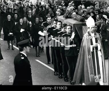 10 févr. 02, 1975 - Les funérailles du duc de Norfolk. Les obsèques du duc de Norfolk, qui est décédé jeudi dernier, a eu lieu aujourd'hui. Une messe de requiem a été tenue à Arundel cathédrale catholique romaine, à laquelle la reine était représentée par la Princesse Alexandra. Le Prince Charles a également assisté. Le requiem a été suivie d'une inhumation privée service dans la chapelle Fitzalan dans le parc du château d'Arundel. Photo montre :- Le cercueil est porté de la cathédrale à la chapelle, suivie par la Duchesse de Norfolk et de ses quatre filles, Lady Anne Fitzalan-Howard, Lady Mary, Lady Sarah et Lady Jane. Banque D'Images