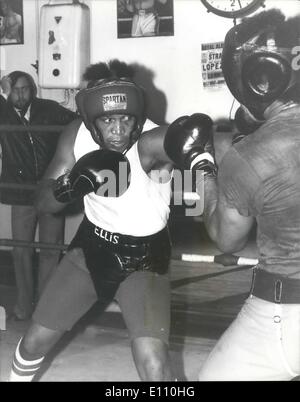 11 novembre 1974 - JIMMY ELLIS EN FORMATION À T'OMAS,UN BECKETT PHOTO MONTRE : JIMMY ELLIS lors d'un work-out avec des mi-lourds BILLY KNIGHT a lutte. JOE BUGNER les Britanniques et du Commonwealth européen champion poids lourds, le mardi prochain à Weable3, Banque D'Images