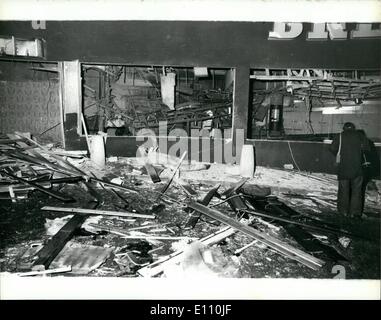 Novembre 11, 1974 - 19 morts et de nombreux blessés dans l'explosion de bombes à Birmingham. : 19 personnes ont été tuées et 200 blessées par les bombes des terroristes de l'IRA qui a explosé dans deux maisons dans le centre de Birmingham hier soir. Une bombe a été au Mulberry Bush public house et l'autre à la Taverne de la ville. La photo montre la vue montrant la dévastation à l'intérieur de la maison Mulberry Bush, public après la nuit dernière, l'explosion de Birmingham. Banque D'Images