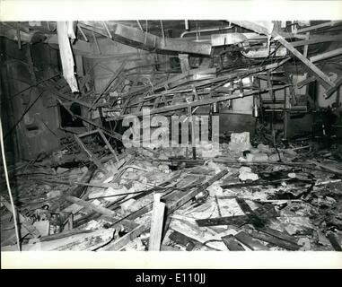 Novembre 11, 1974 - 19 morts et de nombreux blessés dans l'explosion de bombes à Birmingham. 19 personnes ont été tuées et 200 blessées par les bombes des terroristes de l'IRA qui a explosé dans deux maisons dans le centre de Birmingham hier soir. Une bombe a été au Mulberry Bush public house et l'autre à la taverne de la ville. Photo : Keystone montre vue montrant les ravages causés par la bombe au Mulberry Bush public house à Birmingham hier soir. Banque D'Images