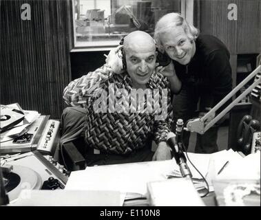 Mar. 03, 1975 - Telly Savalas est invité : Radio Télévision Top Cop Telly Savalas, qui joue ''Kojak'' dans la série de la BBC, a été aujourd'hui l'invité de ''Diddy'' David Hamilton sur son BBC 1 et 2 du programme de cet après-midi. Telly saura demain est son dossier ''If'' -en ce moment numéro 2 - est haut de la BBC graphique compilées par le British Market Research Bureau. Photo montre Telly Savalas partage un jeu d'écouteurs avec David Hamilton pendant l'écoute de son dossier en cours de diffusion, aujourd'hui. Banque D'Images