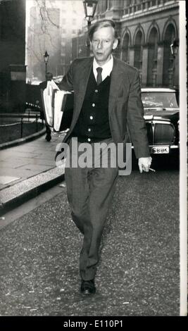 Mar. 03, 1975 - Réunion du Cabinet au n°10 ; photo montre M. Peter Shore arrivant à Bo. 10 Downing Street, à la réunion du Cabinet. Banque D'Images